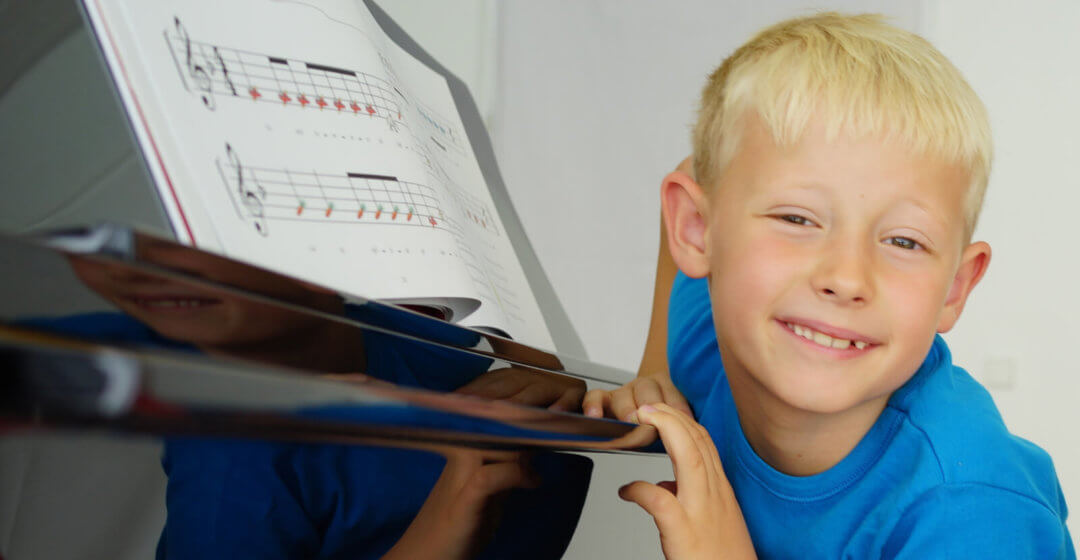 Asger spielt allein Klavier